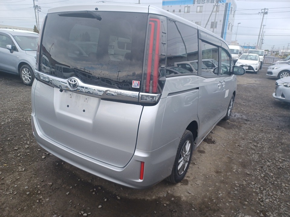 TOYOTA NOAH