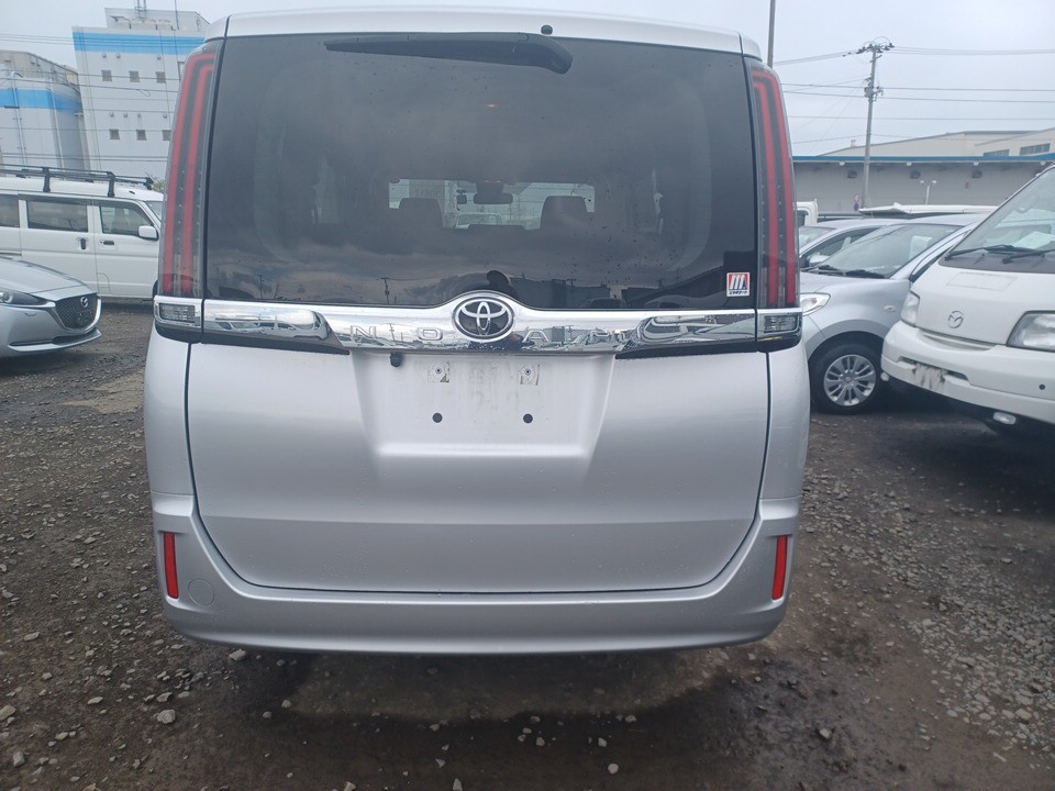 TOYOTA NOAH