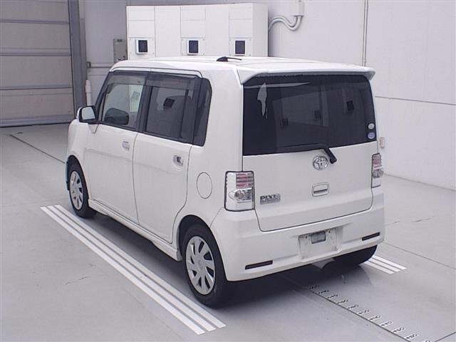 TOYOTA PIXIS SPACE