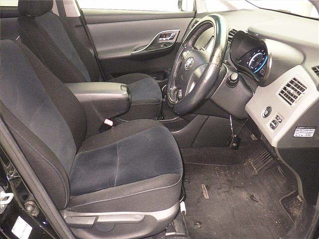 TOYOTA MARK X ZIO