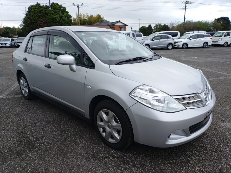 NISSAN TIIDA LATIO