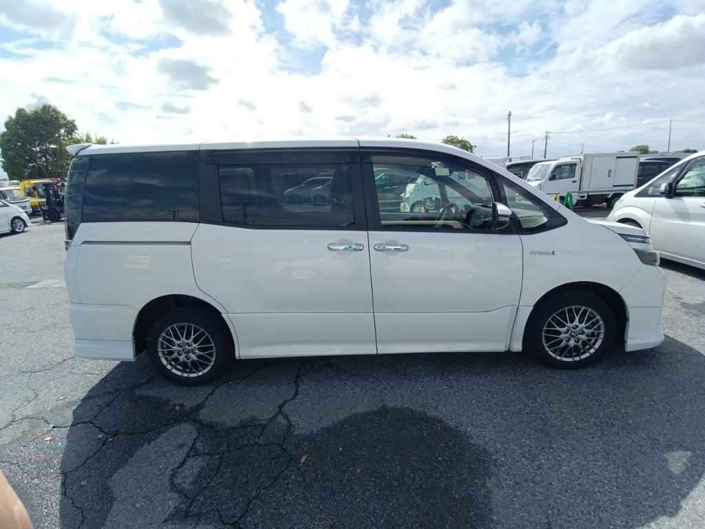 TOYOTA VOXY
