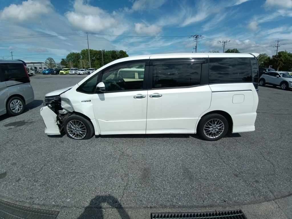 TOYOTA VOXY