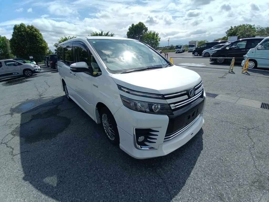 TOYOTA VOXY