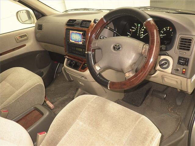 TOYOTA GRAND HIACE