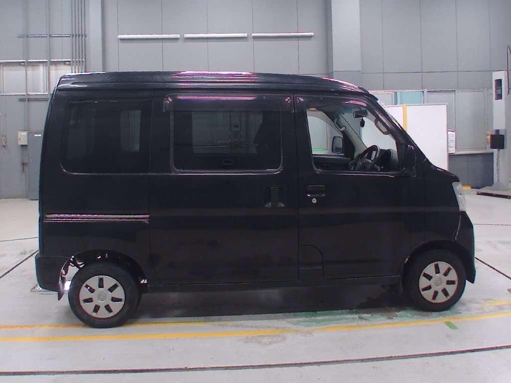 TOYOTA PIXIS VAN