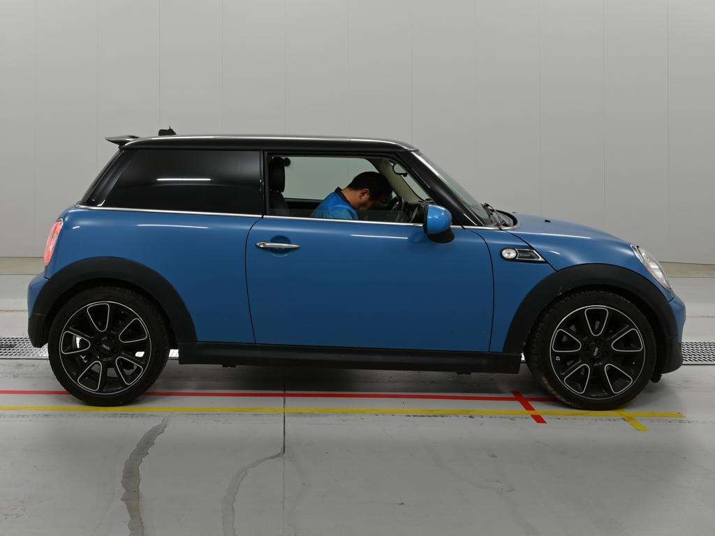 MINI HATCH