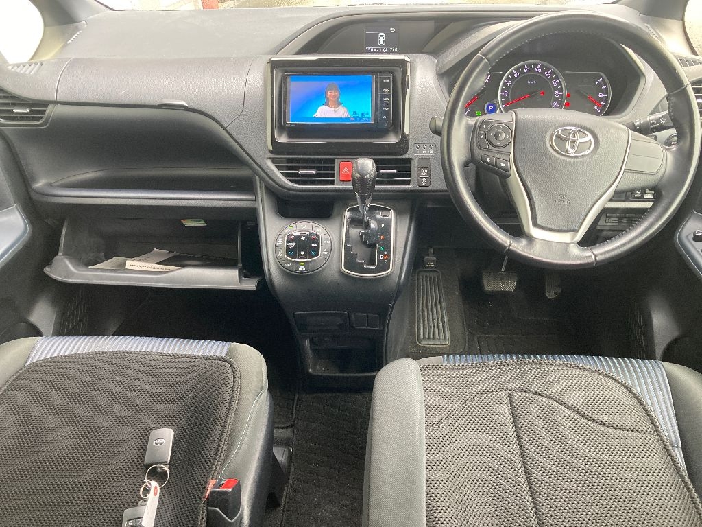 TOYOTA VOXY