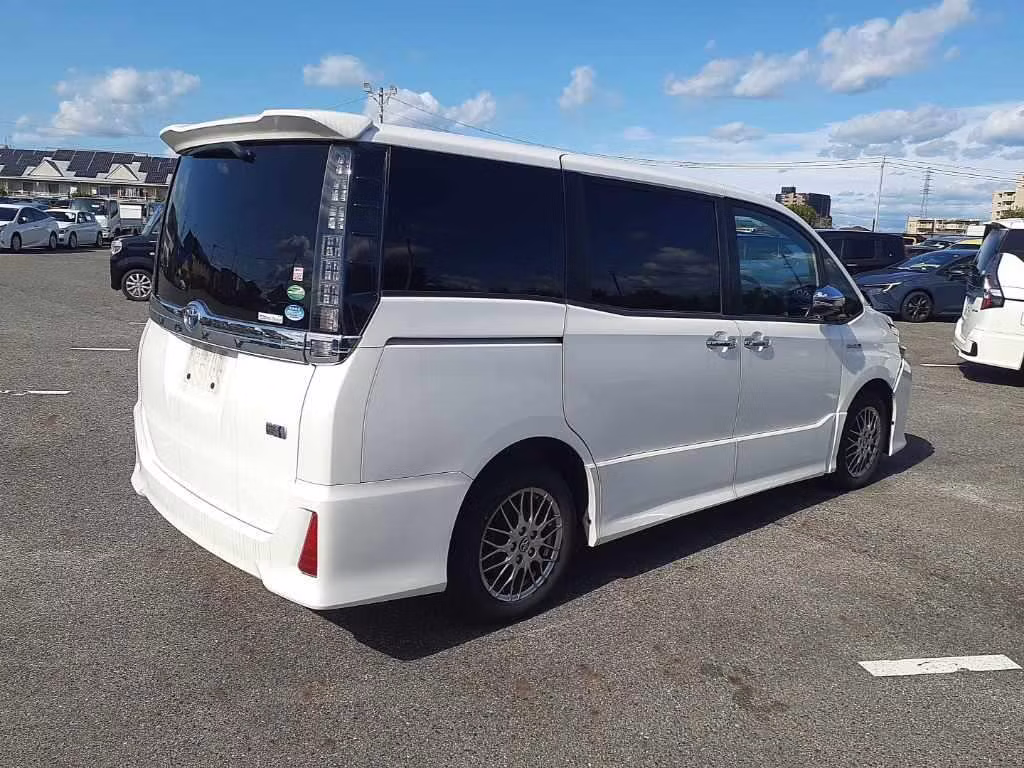 TOYOTA VOXY