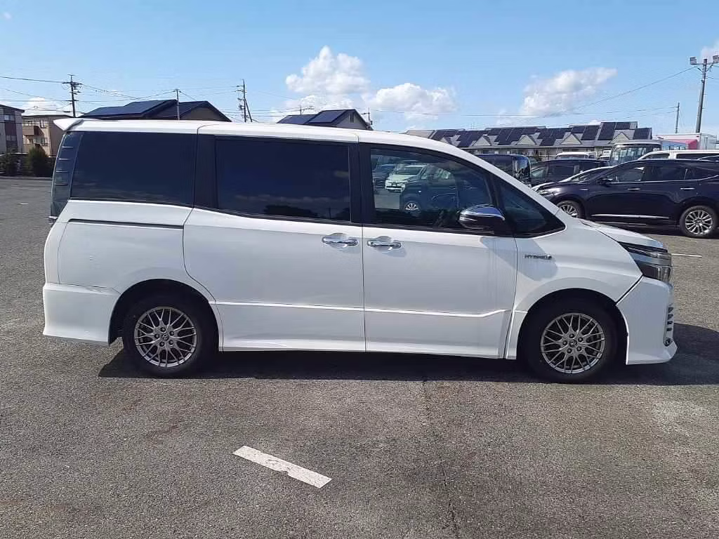 TOYOTA VOXY