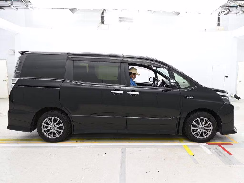 TOYOTA VOXY
