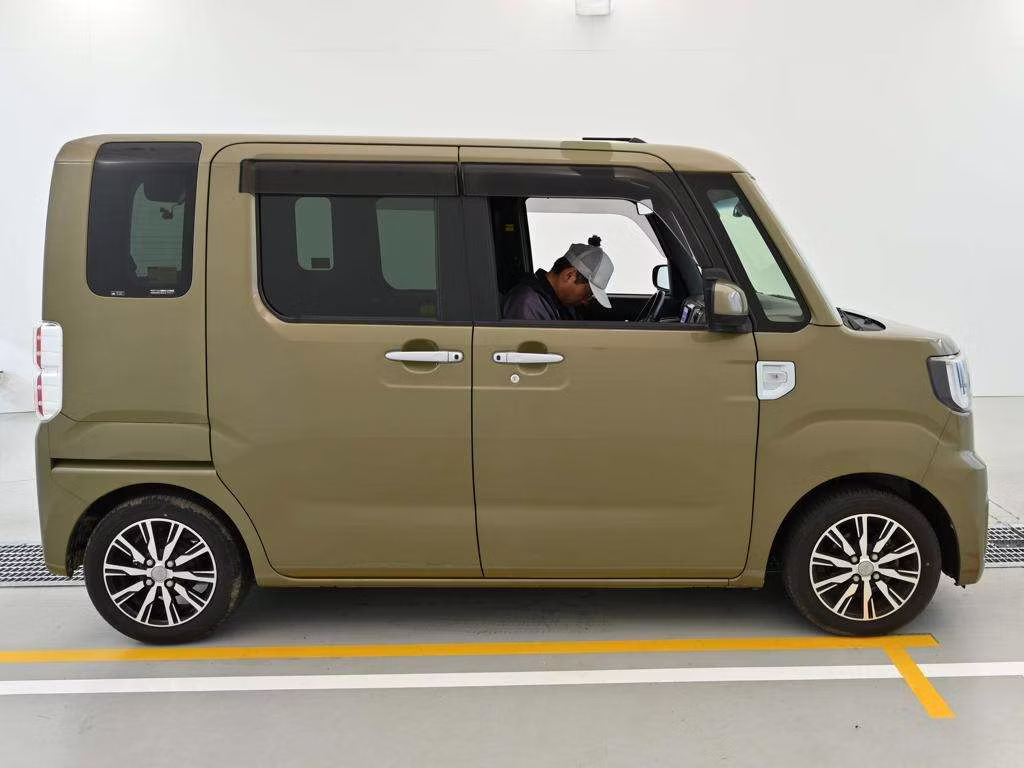 DAIHATSU WAKE