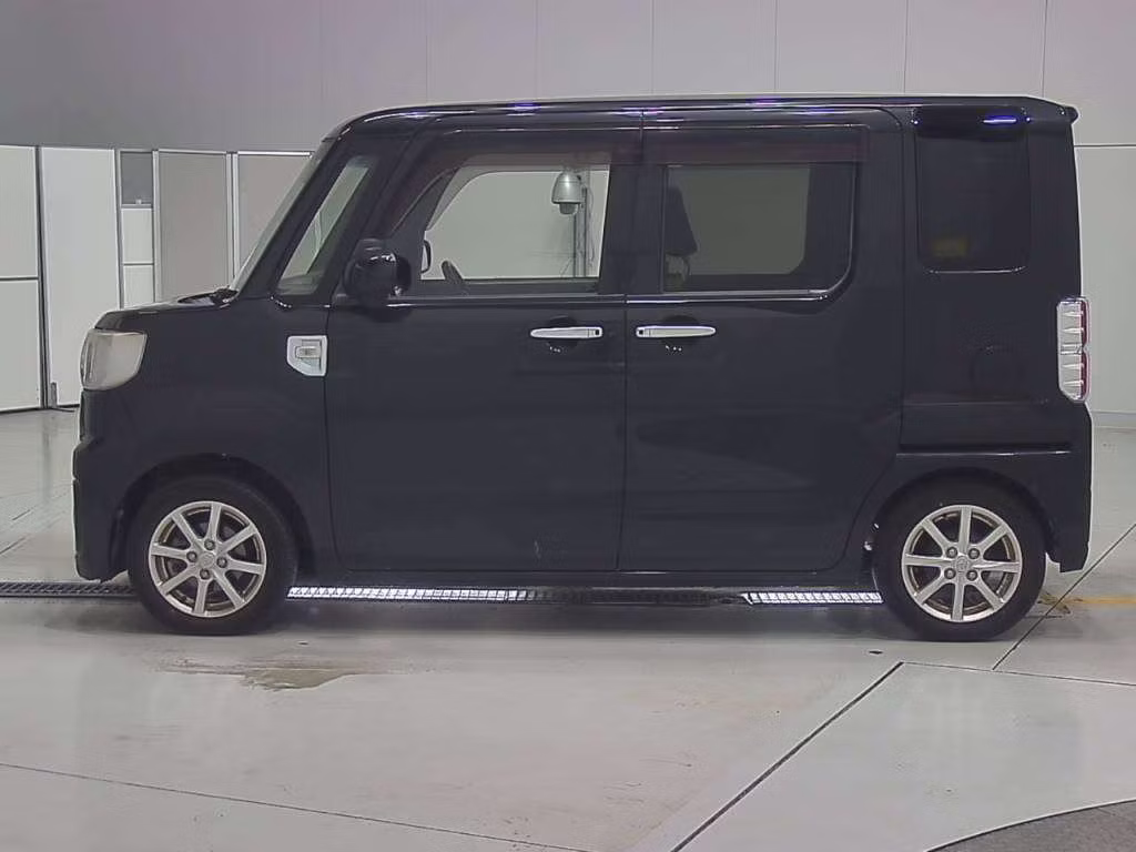 TOYOTA PIXIS MEGA