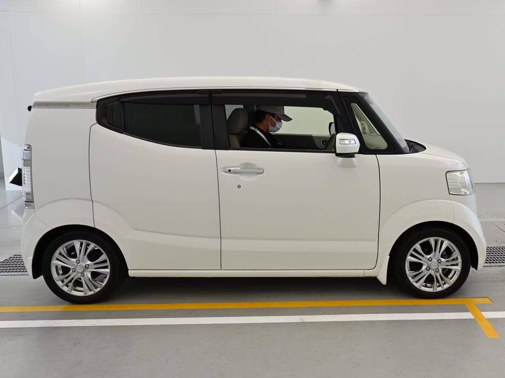 HONDA N-BOX SLASH