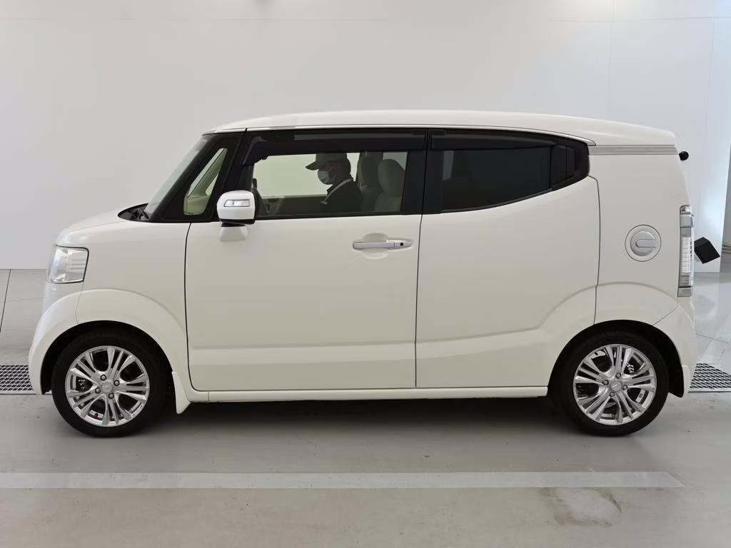 HONDA N-BOX SLASH