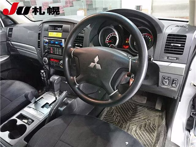 MITSUBISHI PAJERO