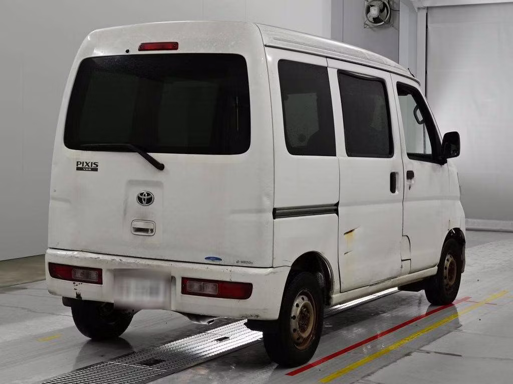 TOYOTA PIXIS VAN
