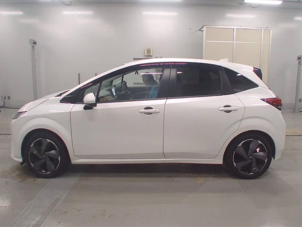 NISSAN AURA