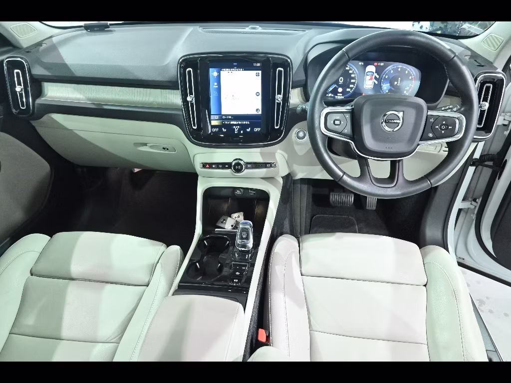 VOLVO XC40