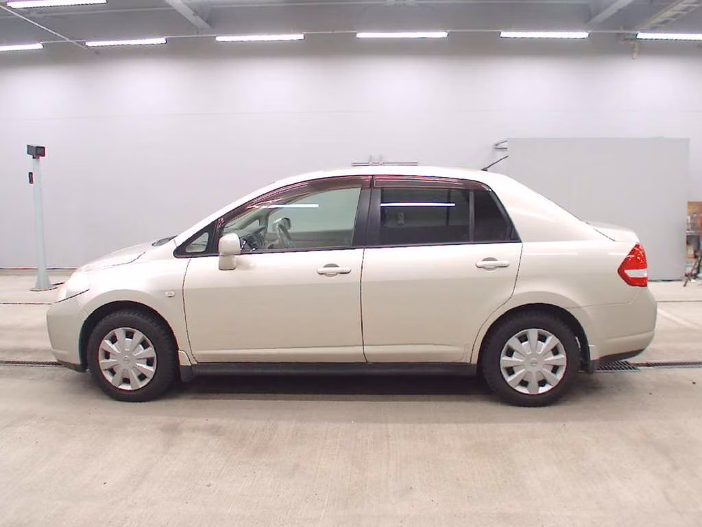 NISSAN TIIDA LATIO