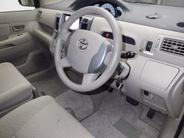 TOYOTA RAUM