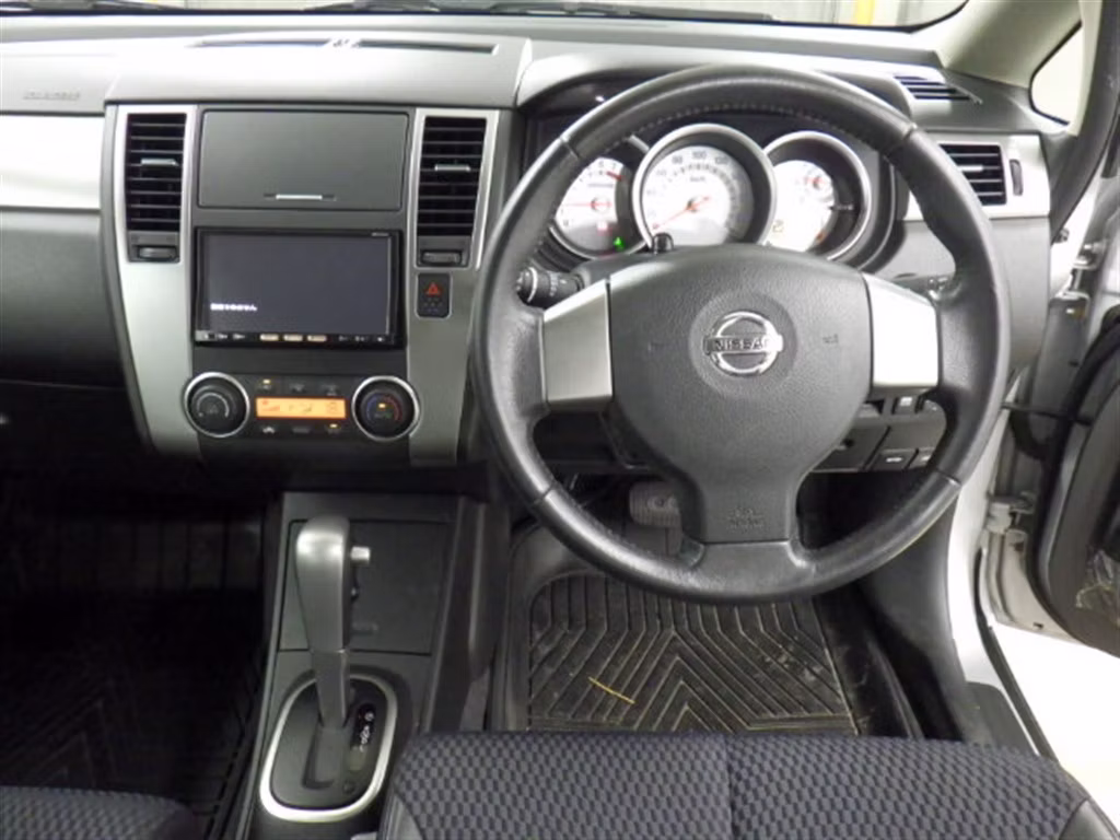 NISSAN TIIDA