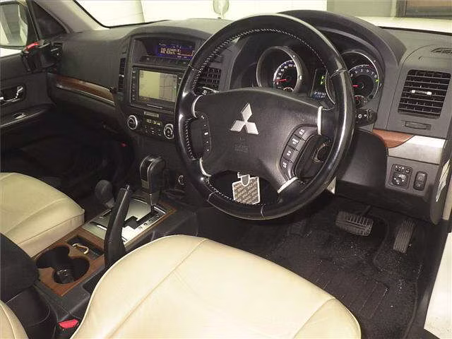MITSUBISHI PAJERO