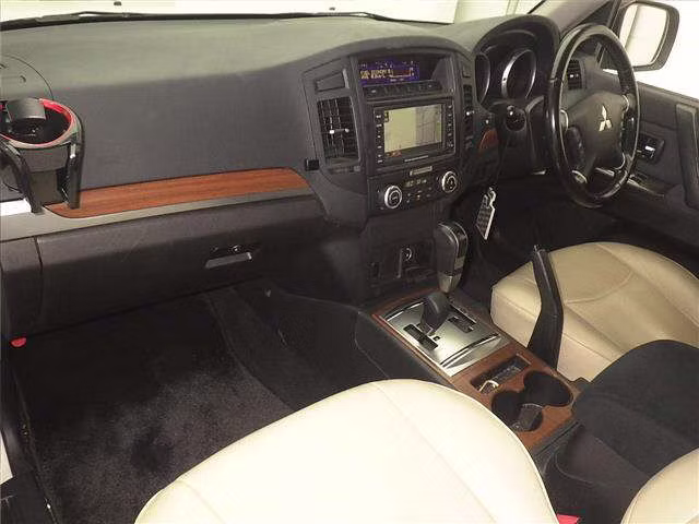 MITSUBISHI PAJERO