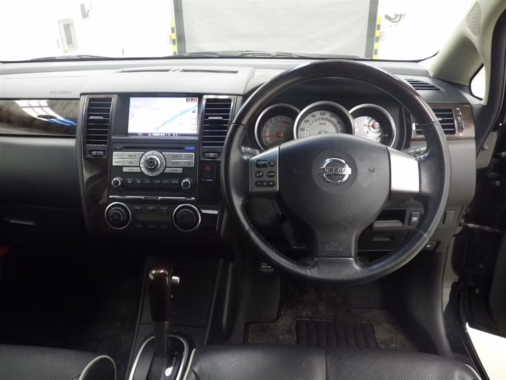 NISSAN TIIDA