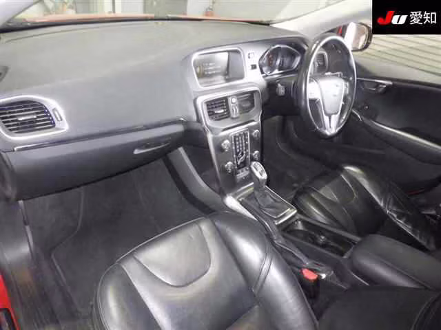 VOLVO V40