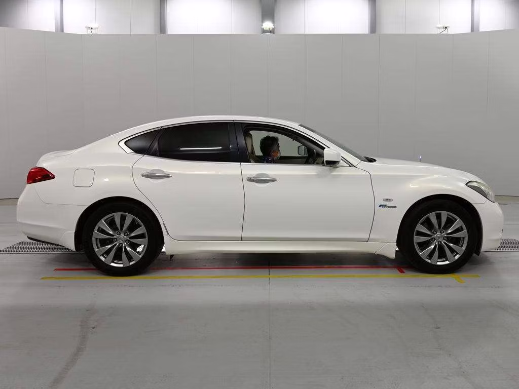 NISSAN FUGA