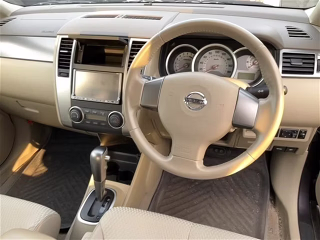 NISSAN TIIDA