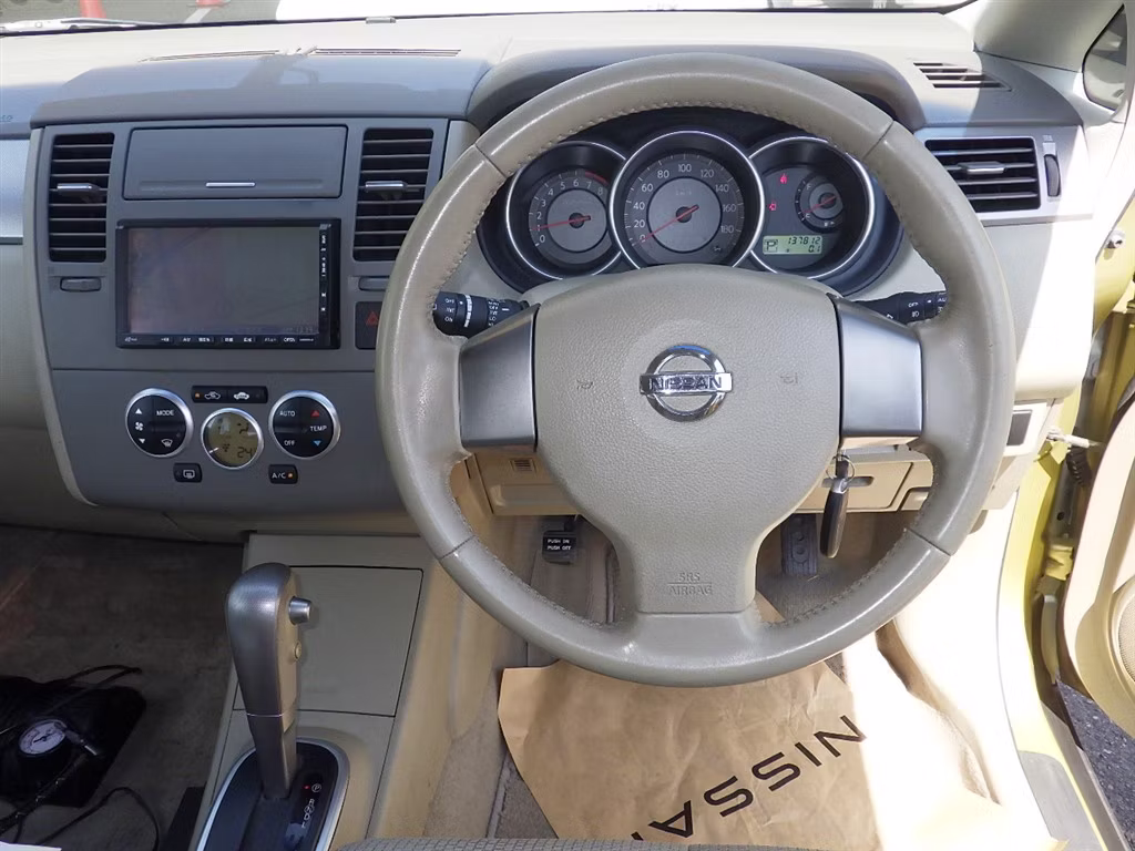 NISSAN TIIDA