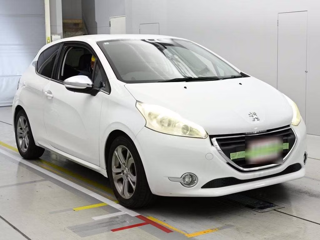 PEUGEOT 208