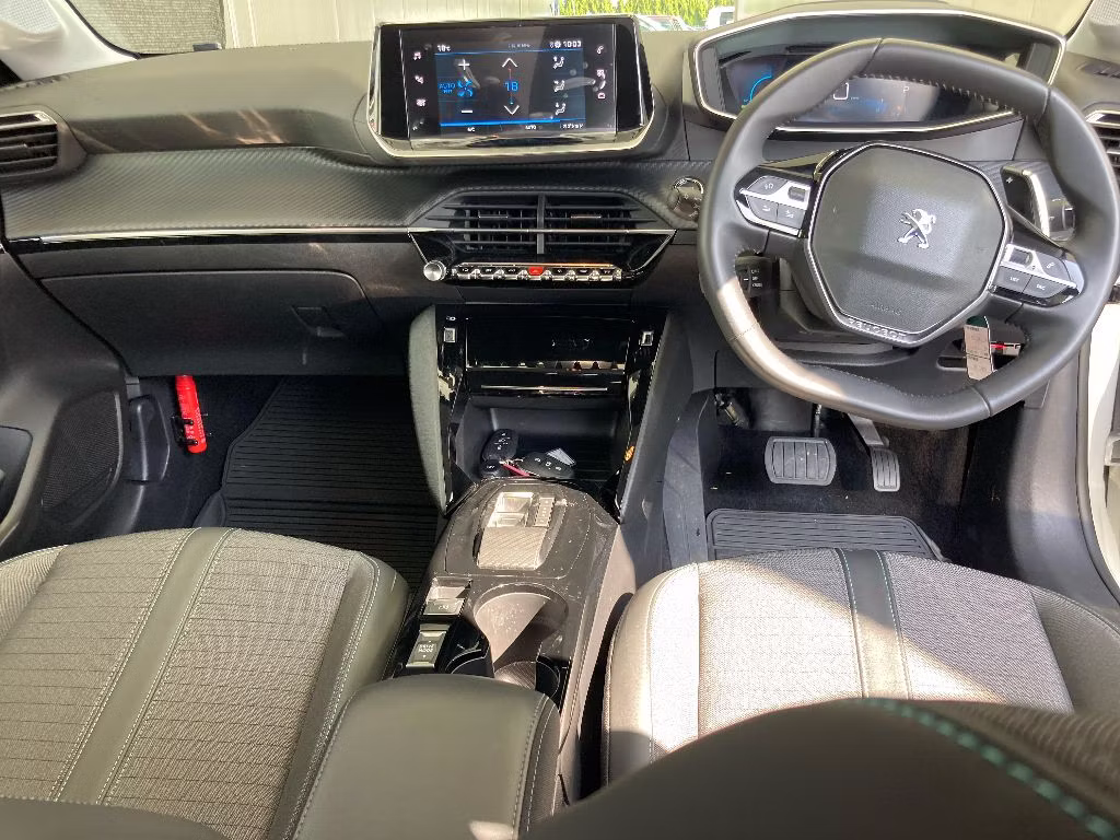 PEUGEOT 208