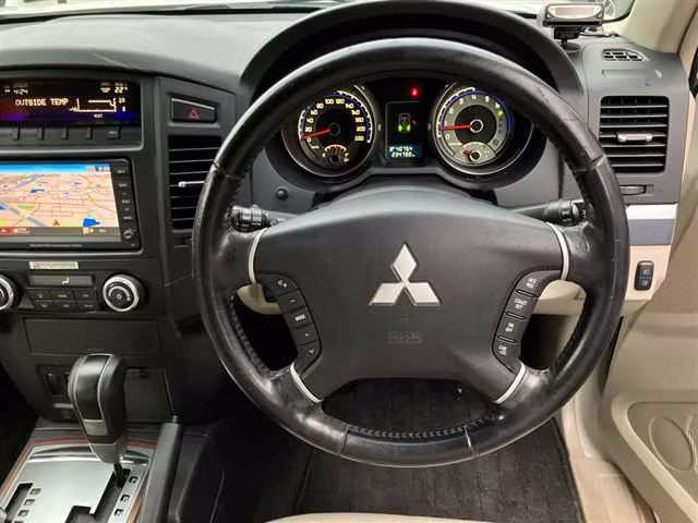 MITSUBISHI PAJERO