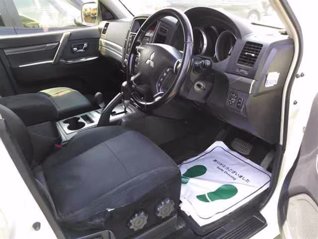 MITSUBISHI PAJERO