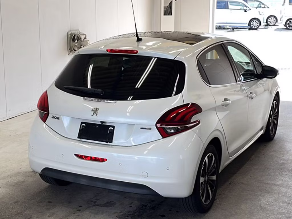 PEUGEOT 208