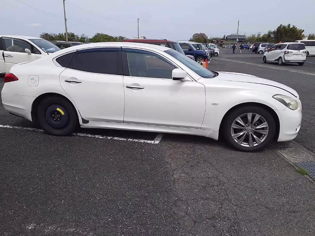 NISSAN FUGA