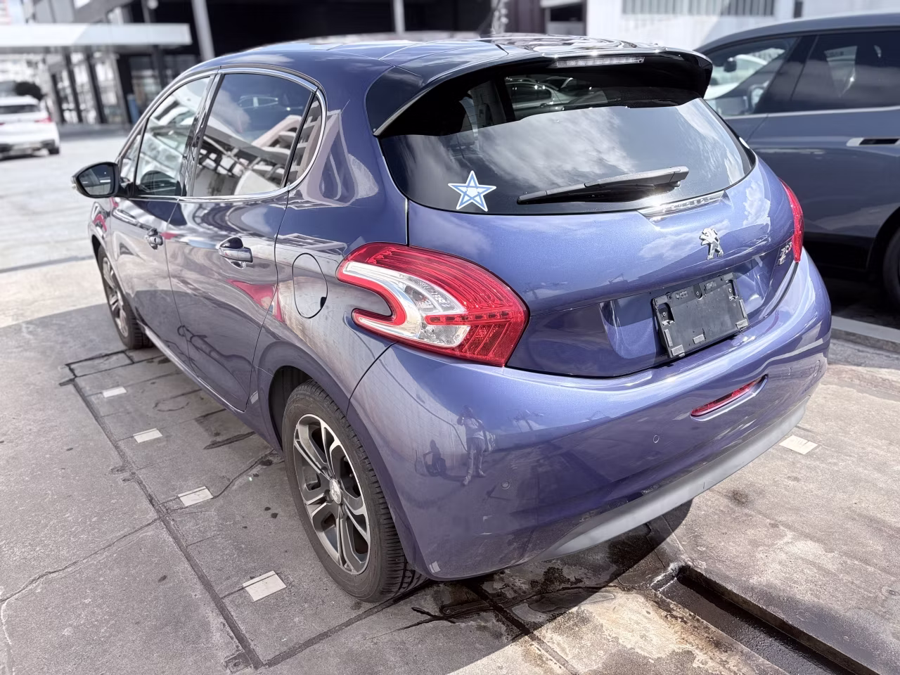 PEUGEOT 208