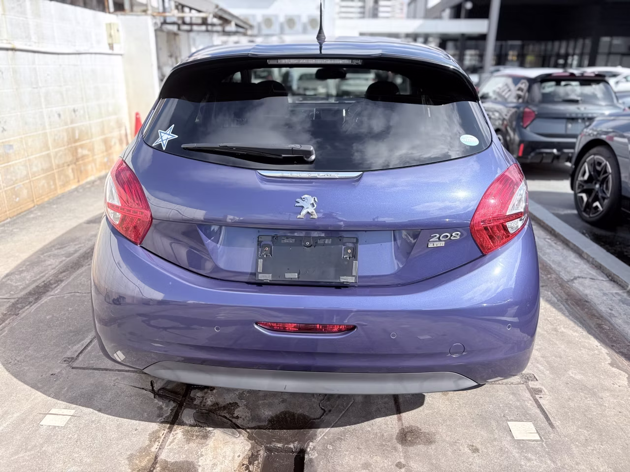 PEUGEOT 208