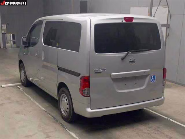 NISSAN NV200