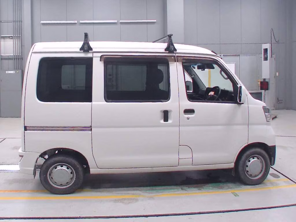 TOYOTA PIXIS VAN
