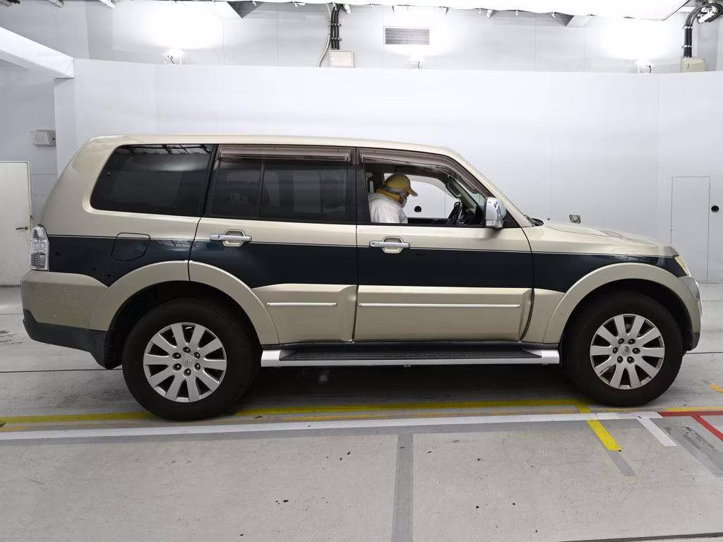MITSUBISHI PAJERO