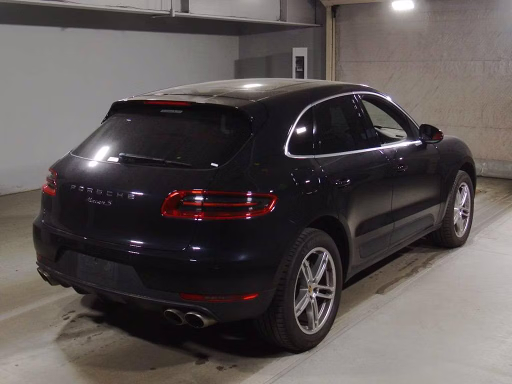PORSCHE MACAN