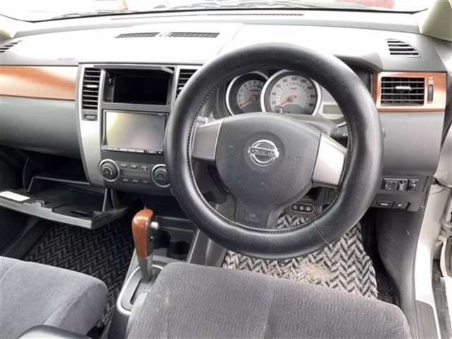 NISSAN TIIDA LATIO