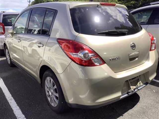 NISSAN TIIDA