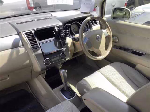 NISSAN TIIDA