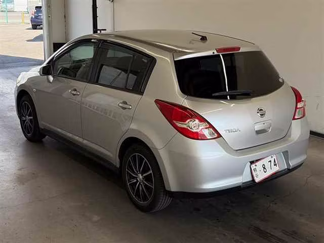 NISSAN TIIDA