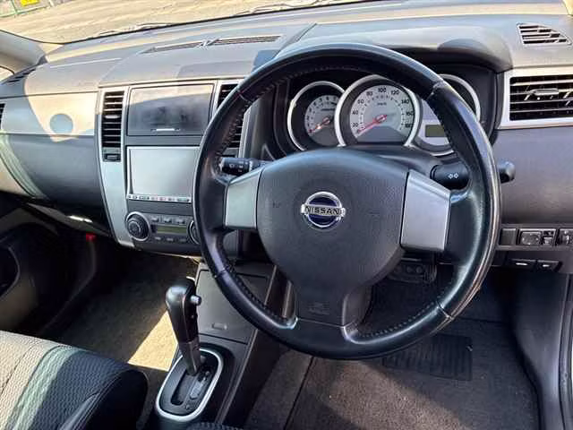 NISSAN TIIDA